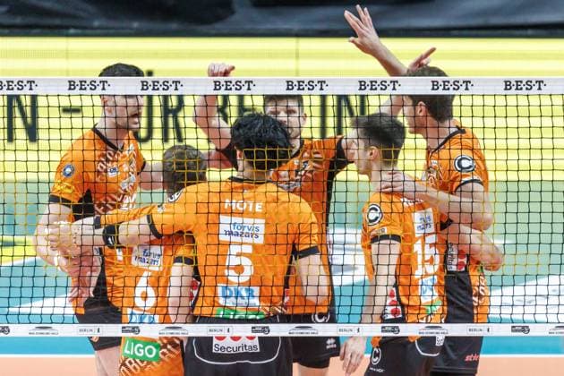 23.03.2025, Berlin, Volleyball: 1.Bundesliga, Maenner, Playoffs, Viertelfinale, 1. Spieltag, BR Volleys - Energiequelle Netzhoppers KW, Max-Schmeling-Halle. Spieler der Berlin Volleys jubeln. BR Volleys - Netzhoppers KW