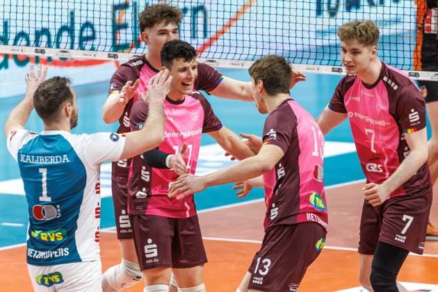 23.03.2025, Berlin, Volleyball: 1.Bundesliga, Maenner, Playoffs, Viertelfinale, 1. Spieltag, BR Volleys - Energiequelle Netzhoppers KW, Max-Schmeling-Halle. Spieler der Netzhoppers KW jubeln. BR Volleys - Netzhoppers KW