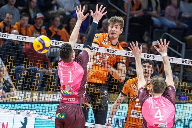 23.03.2025, Berlin, Volleyball: 1.Bundesliga, Maenner, Playoffs, Viertelfinale, 1. Spieltag, BR Volleys - Energiequelle Netzhoppers KW, Max-Schmeling-Halle. Berlins Tobias Krick (M) spielt den Ball gegen den Block aus Theo Timmermann (l) und Odin Gnilitza von Netzhoppers KW. BR Volleys - Netzhoppers KW
