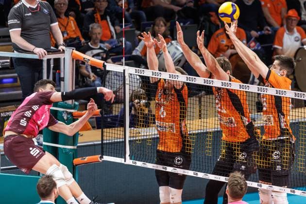23.03.2025, Berlin, Volleyball: 1.Bundesliga, Maenner, Playoffs, Viertelfinale, 1. Spieltag, BR Volleys - Energiequelle Netzhoppers KW, Max-Schmeling-Halle. Theo Timmermann (l-r) von Netzhoppers KW spielt den Ball gegen Berlins Block aus Johannes Tille, Tobias Krick und Moritz Reichert. BR Volleys - Netzhoppers KW