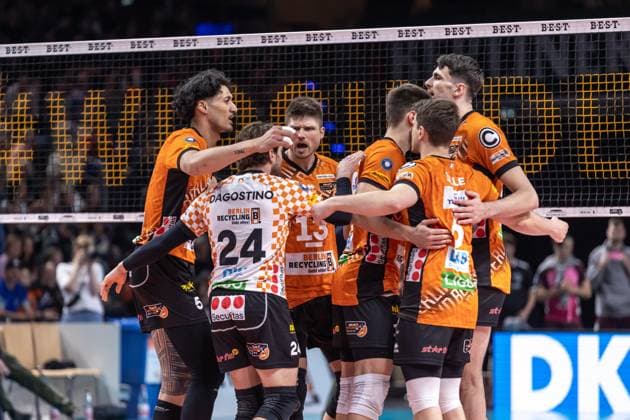 23.03.2025, Berlin, Volleyball: 1.Bundesliga, Maenner, Playoffs, Viertelfinale, 1. Spieltag, BR Volleys - Energiequelle Netzhoppers KW, Max-Schmeling-Halle. Spieler der Berlin Volleys jubeln nach einem Punktgewinn. BR Volleys - Netzhoppers KW