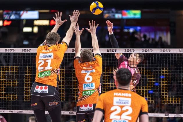 23.03.2025, Berlin, Volleyball: 1.Bundesliga, Maenner, Playoffs, Viertelfinale, 1. Spieltag, BR Volleys - Energiequelle Netzhoppers KW, Max-Schmeling-Halle. Theo Timmermann (r-l) von Netzhoppers KW spielt den Ball gegen Berlins Block aus Johannes Tille und Tobias Krick. BR Volleys - Netzhoppers KW