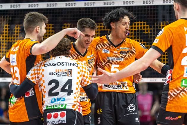 23.03.2025, Berlin, Volleyball: 1.Bundesliga, Maenner, Playoffs, Viertelfinale, 1. Spieltag, BR Volleys - Energiequelle Netzhoppers KW, Max-Schmeling-Halle. Spieler der Berlin Volleys jubeln nach einem Punktgewinn. BR Volleys - Netzhoppers KW