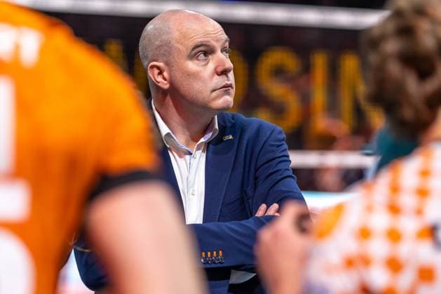 23.03.2025, Berlin, Volleyball: 1.Bundesliga, Maenner, Playoffs, Viertelfinale, 1. Spieltag, BR Volleys - Energiequelle Netzhoppers KW, Max-Schmeling-Halle. Trainer Joel Banks der Berlin Volleys blickt nach oben. BR Volleys - Netzhoppers KW