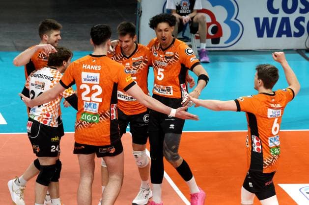 DEU, DVV, 1.VBL, BR Volleys vs. Netzhoppers KW-Bestensee, 23.03.2025, Max-Schmeling-Halle, Berlin, DEU, DVV, 1.VBL, BR Volleys vs. Netzhoppers KW-Bestensee, im Bild BR Volleys-Spielerkreis Foto: Juergen Engler nordphoto GmbH