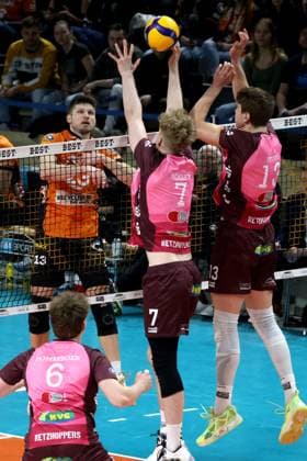 DEU, DVV, 1.VBL, BR Volleys vs. Netzhoppers KW-Bestensee, 23.03.2025, Max-Schmeling-Halle, Berlin, DEU, DVV, 1.VBL, BR Volleys vs. Netzhoppers KW-Bestensee, im Bild Ruben Schott (BR Volleys 13), CARL MOELLER (Netzhoppers 7), Charlie Peters (Netzhoppers 13) Foto: Juergen Engler nordphoto GmbH