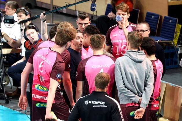 DEU, DVV, 1.VBL, BR Volleys vs. Netzhoppers KW-Bestensee, 23.03.2025, Max-Schmeling-Halle, Berlin, DEU, DVV, 1.VBL, BR Volleys vs. Netzhoppers KW-Bestensee, im Bild Trainer LIAM SKETCHER (Netzhoppers), Netzhoppers-Spielerkreis Foto: Juergen Engler nordphoto GmbH