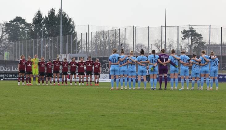 23.03.2025 - Fussball - Saison 2024 2025 - 2. Frauen - Fussball - Bundesliga - 19. Spieltag: 1. FC Nürnberg FCN ( Club Clubfrauen ) - VfL Bochum - Sportfoto Zink DaMa - xdaxmax - Symbolbild Symbolfoto Feature Impression - Schweigeminute vor Spielbeginn