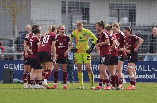 23.03.2025 - Fussball - Saison 2024 2025 - 2. Frauen - Fussball - Bundesliga - 19. Spieltag: 1. FC Nürnberg FCN ( Club Clubfrauen ) - VfL Bochum - Sportfoto Zink DaMa - xdaxmax - Luisa Guttenberger (4, 1. FC Nürnberg FCN ) spricht nach Rückstand zu Mannschaft Team
