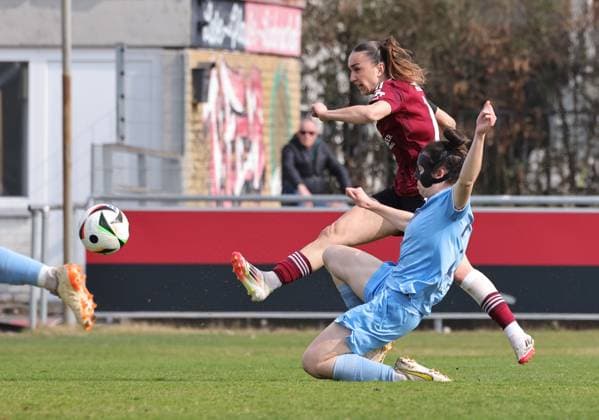 23.03.2025 - Fussball - Saison 2024 2025 - 2. Frauen - Fussball - Bundesliga - 19. Spieltag: 1. FC Nürnberg FCN ( Club Clubfrauen ) - VfL Bochum - Sportfoto Zink DaMa - xdaxmax - Lara Meroni (11, 1. FC Nürnberg FCN ) mit Torschuss