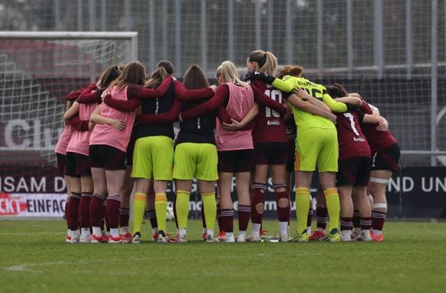 23.03.2025 - Fussball - Saison 2024 2025 - 2. Frauen - Fussball - Bundesliga - 19. Spieltag: 1. FC Nürnberg FCN ( Club Clubfrauen ) - VfL Bochum - Sportfoto Zink DaMa - xdaxmax - Mannschaftskreis Teamkreis der Mannschaft Team des FCN vor Spielbeginn
