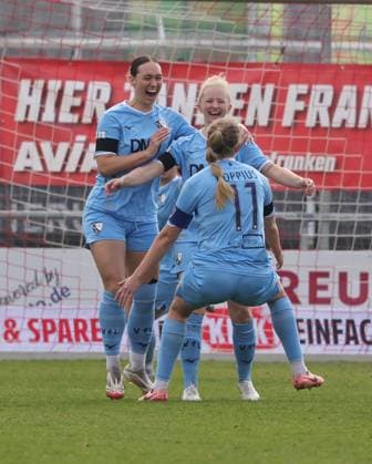 23.03.2025 - Fussball - Saison 2024 2025 - 2. Frauen - Fussball - Bundesliga - 19. Spieltag: 1. FC Nürnberg FCN ( Club Clubfrauen ) - VfL Bochum - Sportfoto Zink DaMa - xdaxmax - Jubel Freude Torjubel nach Tor zum 0:1 - Mara Wilhelm (7, VfL Bochum ) und Mannschaft Team jubelt freut sich - Torschütze: Mara Wilhelm (7, VfL Bochum )