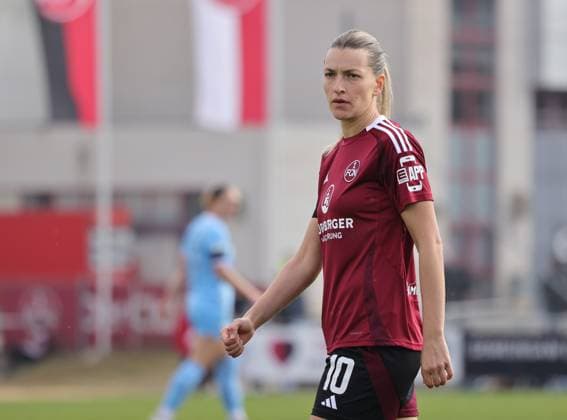 23.03.2025 - Fussball - Saison 2024 2025 - 2. Frauen - Fussball - Bundesliga - 19. Spieltag: 1. FC Nürnberg FCN ( Club Clubfrauen ) - VfL Bochum - Sportfoto Zink DaMa - xdaxmax - Medina Desic (10, 1. FC Nürnberg FCN ) nachdenklich