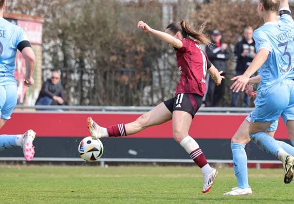 23.03.2025 - Fussball - Saison 2024 2025 - 2. Frauen - Fussball - Bundesliga - 19. Spieltag: 1. FC Nürnberg FCN ( Club Clubfrauen ) - VfL Bochum - Sportfoto Zink DaMa - xdaxmax - Lara Meroni (11, 1. FC Nürnberg FCN ) mit Torschuss