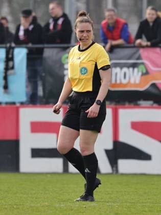 23.03.2025 - Fussball - Saison 2024 2025 - 2. Frauen - Fussball - Bundesliga - 19. Spieltag: 1. FC Nürnberg FCN ( Club Clubfrauen ) - VfL Bochum - Sportfoto Zink DaMa - xdaxmax - Levke Scholz (Schiedsrichterin )