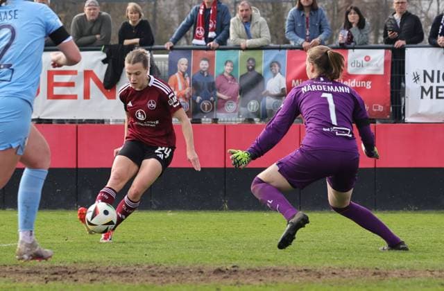23.03.2025 - Fussball - Saison 2024 2025 - 2. Frauen - Fussball - Bundesliga - 19. Spieltag: 1. FC Nürnberg FCN ( Club Clubfrauen ) - VfL Bochum - Sportfoto Zink DaMa - xdaxmax - Nastassja Lein (24, 1. FC Nürnberg FCN ) mit Torschuss gg Kari Närdemann Naerdemann (1, VfL Bochum )