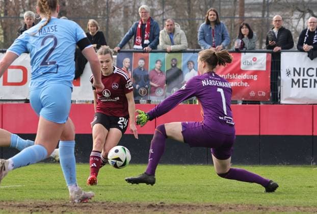 23.03.2025 - Fussball - Saison 2024 2025 - 2. Frauen - Fussball - Bundesliga - 19. Spieltag: 1. FC Nürnberg FCN ( Club Clubfrauen ) - VfL Bochum - Sportfoto Zink DaMa - xdaxmax - Nastassja Lein (24, 1. FC Nürnberg FCN ) mit Torschuss gg Kari Närdemann Naerdemann (1, VfL Bochum )