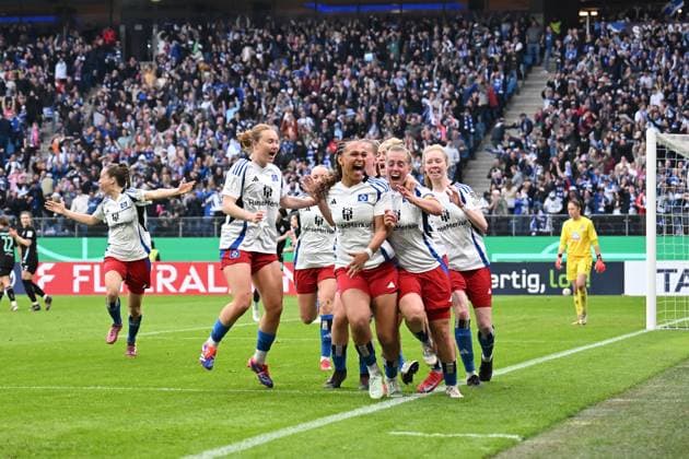 Sport Themen der Woche KW12 Sport Bilder des Tages Fußball I Frauen I Saison 2024-2025 I DFB-Pokal I Halbfinale I Hamburger SV - SV Werder Bremen I 23.3.2025 Jubel beim HSV - 1:1 Hamburg Volksparkstadion Hamburg Deutschland *** Soccer I Women I Season 2024 2025 I DFB Cup I Semi-final I Hamburger SV SV Werder Bremen I 23 3 2025 Cheers at HSV 1 1 Hamburg Volksparkstadion Hamburg Germany Copyright: xLobeca AndreasxHannigx