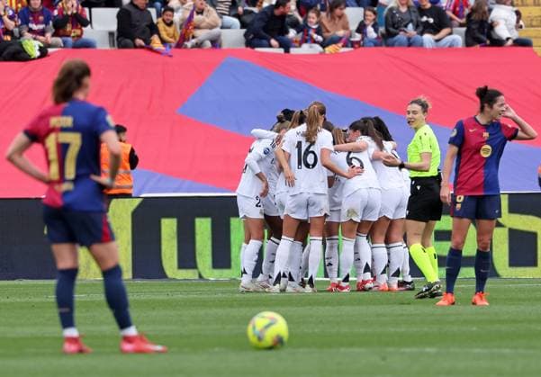 Fußball, Frauen, FC Barcelona - Real Madrid FC Barcelona, Barca v Real Madrid CF - Liga F Real Madrid players celebrate a goal during the match between FC Barcelona Women and Real Madrid CF Women, corresponding to week 23 of the Liga F, played at the Johan Cruyff Stadium in Barcelona, Spain, on March 23, 2025. Barcelona Spain  Copyright: xUrbanandsportx originalFilename:urbanandsport-fcbarcel250323_npsMI.jpg