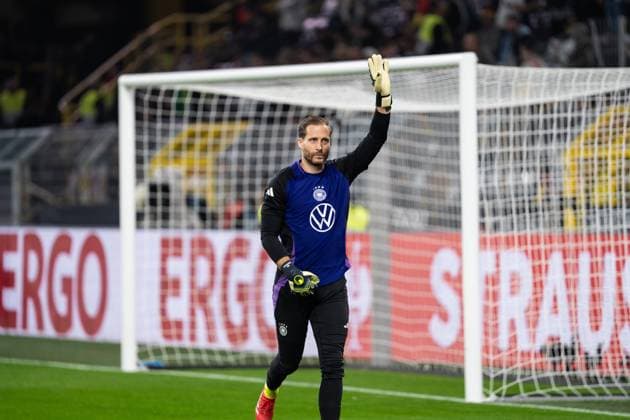 GER, Nations League, Deutschland vs Italien 23.03.2025, Signal Iduna Park, Dortmund, GER, Nations League, Deutschland vs Italien im Bild: Oliver Baumann (Deutschland, 1) winkt Fans zu