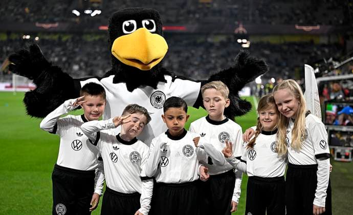 23.03.2025, Fussball UEFA Nations League 2024 25, Viertelfinale, Deutschland - Italien, in Dortmund, Signal-Iduna-Stadion, DFB-Maskottchen Paule und die Einlaufkinder