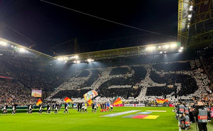 23.03.2025, Fussball UEFA Nations League 2024 25, Viertelfinale, Deutschland - Italien, in Dortmund, Signal-Iduna-Stadion, große Choreo auf der Südtribüne von den deutschen Fans