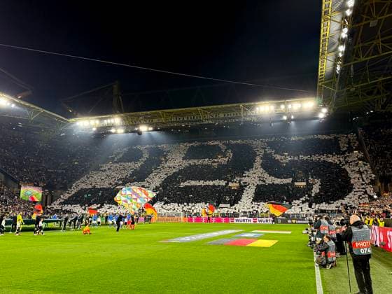 23.03.2025, Fussball UEFA Nations League 2024 25, Viertelfinale, Deutschland - Italien, in Dortmund, Signal-Iduna-Stadion, große Choreo auf der Südtribüne von den deutschen Fans