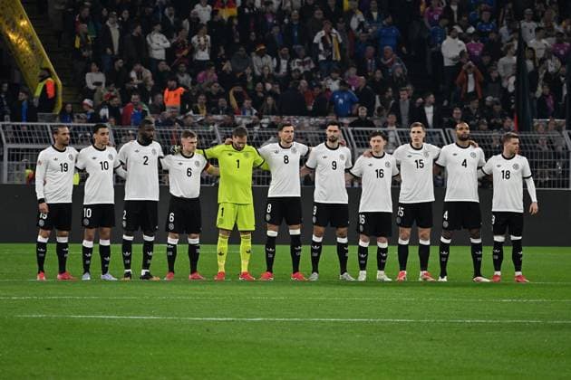 23.03.2025, xsltx, Fussball UEFA Nations League, Deutschland - Italien v.l. Schweigeminute für Doris Fitschen (DFL DFB REGULATIONS PROHIBIT ANY USE OF PHOTOGRAPHS as IMAGE SEQUENCES and or QUASI-VIDEO) Dortmund