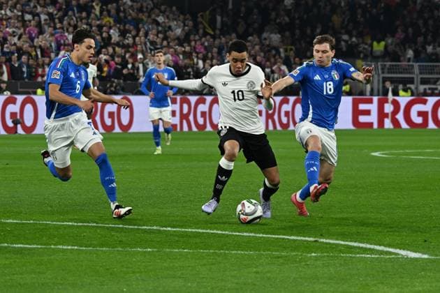 23.03.2025, xsltx, Fussball UEFA Nations League, Deutschland - Italien v.l. Samuele Ricci (Italien) Jamal Musiala (Deutsche Fussball Nationalmannschaft DFB) Nicolo Barella (Italien) Zweikampf, Aktion, action, battle for the ball (DFL DFB REGULATIONS PROHIBIT ANY USE OF PHOTOGRAPHS as IMAGE SEQUENCES and or QUASI-VIDEO) Dortmund