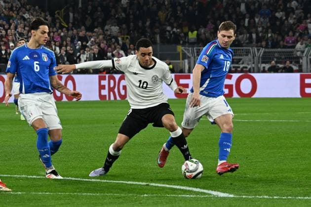 23.03.2025, xsltx, Fussball UEFA Nations League, Deutschland - Italien v.l. Samuele Ricci (Italien) Jamal Musiala (Deutsche Fussball Nationalmannschaft DFB) Nicolo Barella (Italien) Zweikampf, Aktion, action, battle for the ball (DFL DFB REGULATIONS PROHIBIT ANY USE OF PHOTOGRAPHS as IMAGE SEQUENCES and or QUASI-VIDEO) Dortmund