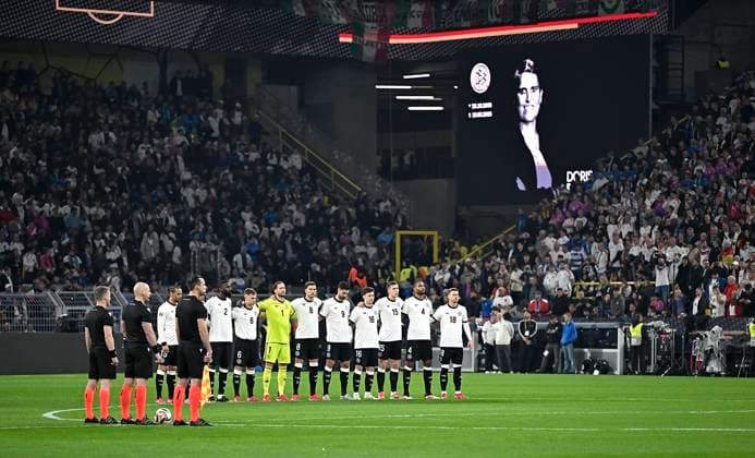 Sport Bilder des Tages 23.03.2025, Fussball UEFA Nations League 2024 25, Viertelfinale, Deutschland - Italien, in Dortmund, Signal-Iduna-Stadion, Schweigeminute vor Anpfiff für die verstorbene Doris Fitschen
