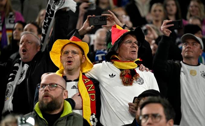 23.03.2025, Fussball UEFA Nations League 2024 25, Viertelfinale, Deutschland - Italien, in Dortmund, Signal-Iduna-Stadion, Deutschland Fans singen die Nationalhymne mit