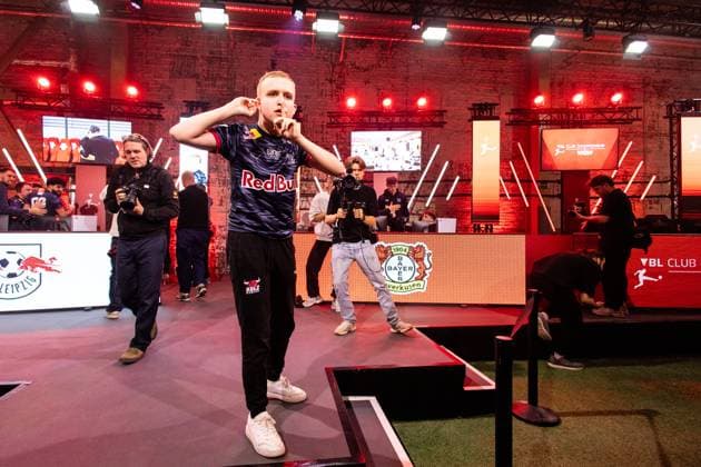 VBL Club Championship by WOW; 23.03.2025 Anders Vejrgang (RB Leipzig, RBLZ_Vejrgang) bejubelt Sieg im Finale, provoziert die Fans von Bayer Leverkusen. VBL Club Championship by WOW; 23.03.2025