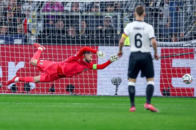 23.03.2025, Fußball, Viertelfinale UEFA Nations League, Deutschland - Italien, Signal Iduna Park, Saison 2024 2025: Torwart Gianluigi Donnarumma (ITA 1) muss sich strecken DFB regulations prohibit any use of photographs as image sequences and or quasi-video. Nordrhein-Westfalen Deutschland