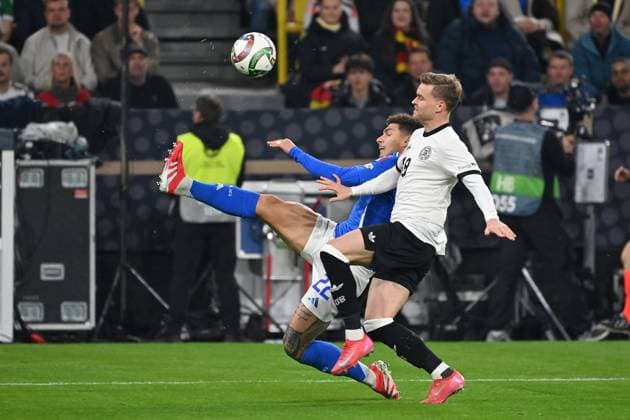 23.03.2025, xjrdrx, Fussball UEFA Nations League, Deutschland - Italien v.l. Giovanni di Lorenzo (Italien) Angelo Stiller (Deutsche Fussball Nationalmannschaft DFB) Zweikampf, Aktion, action, battle for the ball (DFL DFB REGULATIONS PROHIBIT ANY USE OF PHOTOGRAPHS as IMAGE SEQUENCES and or QUASI-VIDEO) Dortmund