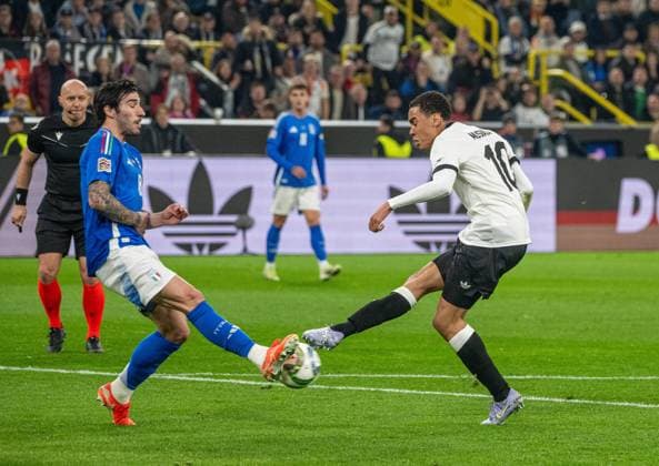 Fußball, Herren, Saison 2024 25, UEFA Nations League (Viertelfinale Rückspiel) in Dortmund, Deutschland - Italien, v. l. Sandro Tonali (Italien), Jamal Musiala (Deutschland), 23.03. 2025, Copyright: xMatthiasxKochx