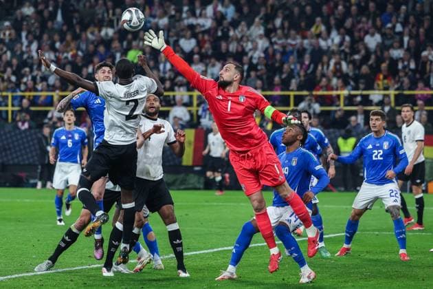 Fußball UEFA Nations League Viertelfinale Deutschland - Italien am 23.03.2025 im Signal Iduna Park in Dortmund Antonio Rüdiger ( Deutschland ), links - Gianluigi Donnarumma ( Italien ), rechts - bei einer Ecke