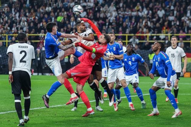 Fußball UEFA Nations League Viertelfinale Deutschland - Italien am 23.03.2025 im Signal Iduna Park in Dortmund Jonathan Tah ( Deutschland ), links - Gianluigi Donnarumma ( Italien ), rechts bei der Ecke