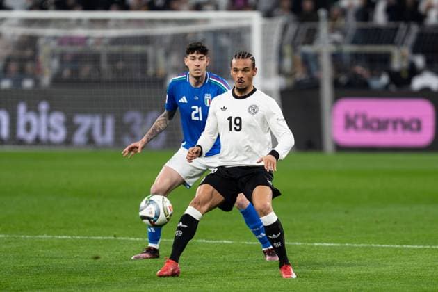 GER, Nations League, Deutschland vs Italien 23.03.2025, Signal Iduna Park, Dortmund, GER, Nations League, Deutschland vs Italien im Bild: Zweikampf zwischen Leroy SanÃ Sane (Deutschland, 19) und Alessandro Bastoni (Italien ITA, 21)