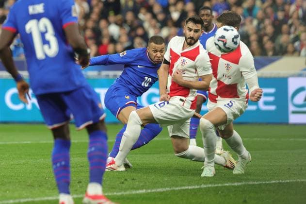 Foot Ligue des nations France - Croatie PHOTOPQR LE PARISIEN Olivier Arandel ; Saint-Denis ; 23 03 2025 ; Saint-Denis, France Stade de France Dimanche 23 mars 2025 Football Équipe de France UEFA Ligue des nations A, (Retour) France-Croatie Kylian Mbappé et Josip Sutalo LP Olivier Arandel UEFA Nations League quarter-final second-leg football match between France and Croatia at the Stade de France in Saint-Denis, north of Paris, on March 23, 2025.