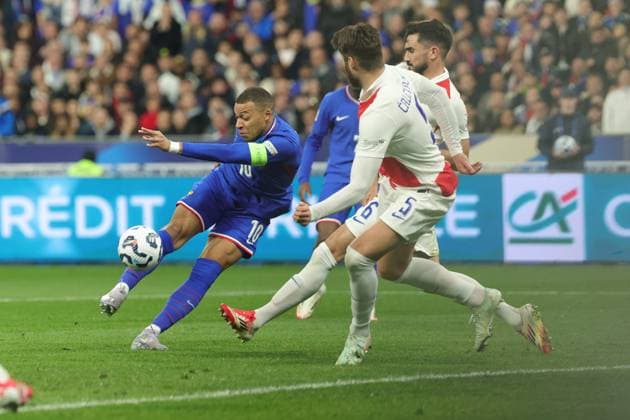 Foot Ligue des nations France - Croatie PHOTOPQR LE PARISIEN Olivier Arandel ; Saint-Denis ; 23 03 2025 ; Saint-Denis, France Stade de France Dimanche 23 mars 2025 Football Équipe de France UEFA Ligue des nations A, (Retour) France-Croatie Kylian Mbappé, Josip Sutalo et Duje Caleta-Car LP Olivier Arandel UEFA Nations League quarter-final second-leg football match between France and Croatia at the Stade de France in Saint-Denis, north of Paris, on March 23, 2025.