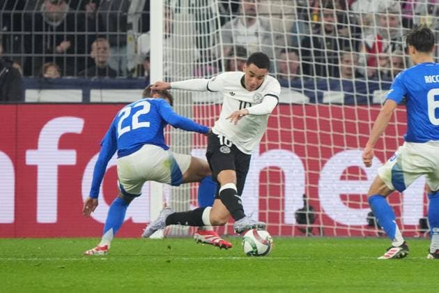 Jamal Musiala (Deutschland, Germany, 10) wird gefoult von Giovanni Lorenzo (Italien, Italy, Italia, 22), aber der Schiedsrichter lässt laufen - Dortmund 23.03.2025: Deutschland vs. Italien, UEFA Nations League Viertelfinale Rückspiel, Signal Iduna Park