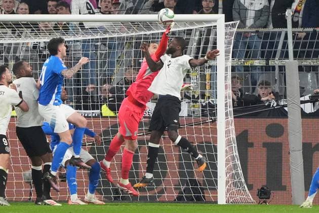 Torwart Goalie Gianluigi Donnarumma (Italien, Italy, Italia, 01) klärt vor Antonio Rüdiger (Deutschland Germany, 2) - Dortmund 23.03.2025: Deutschland vs. Italien, UEFA Nations League Viertelfinale Rückspiel, Signal Iduna Park
