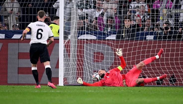 FUSSBALL UEFA Nations League 2024 2025 Viertelfinal Rueckspiel in Dortmund Deutschland - Italien 23.03.2025 Elfmeter Tor zum 1-0 durch den Torschuetzen Joshua Kimmich (li, Deutschland) gegen Torwart Gianluigi Donnarumma (re, Italien)