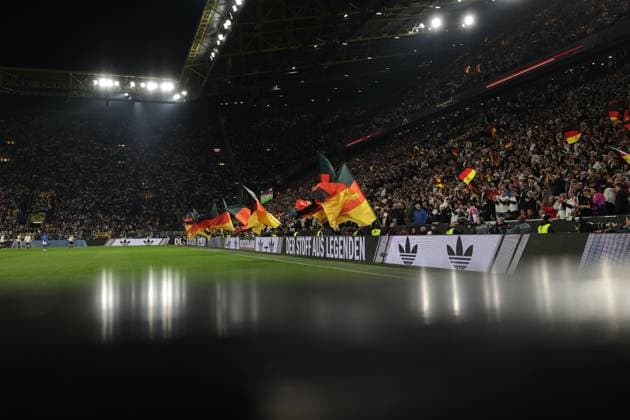 22.03.2025, UEFA Nations League, Viertelfinale, Rueckspiel, Deutschland - Italien, Deutschlandfahnen werden bei einem Tor der DFB Elf geschwenkt, Dortmund Signal Iduna Park NRW Deutschland xRHR-FOTO DEx Copyright: DennisxEwert RHR-FOTOx RHR-FOTO DE