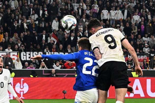 23.03.2025, xsltx, Fussball UEFA Nations League, Deutschland - Italien v.l. Tim Kleindienst (Deutsche Fussball Nationalmannschaft DFB) Torschuetze, erzielt das Tor, Treffer, scores the goal 3:0 Giovanni di Lorenzo (Italien) (DFL DFB REGULATIONS PROHIBIT ANY USE OF PHOTOGRAPHS as IMAGE SEQUENCES and or QUASI-VIDEO) Dortmund