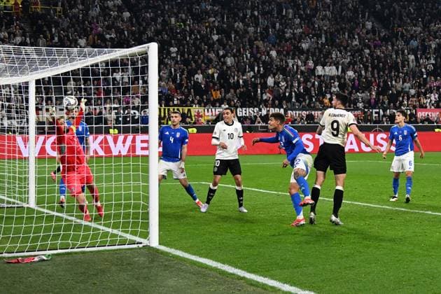23.03.2025, xsltx, Fussball UEFA Nations League, Deutschland - Italien v.l. Tim Kleindienst (Deutsche Fussball Nationalmannschaft DFB) Torschuetze, erzielt das Tor, Treffer, scores the goal 3:0 Gianluigi Donnaruma (Italien) (DFL DFB REGULATIONS PROHIBIT ANY USE OF PHOTOGRAPHS as IMAGE SEQUENCES and or QUASI-VIDEO) Dortmund