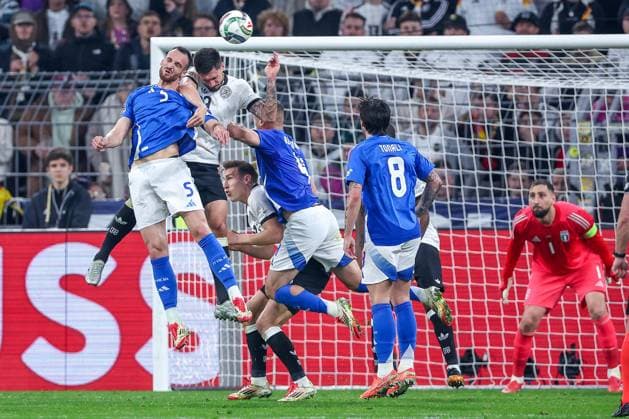 23.03.2025, Fußball, Viertelfinale UEFA Nations League, Deutschland - Italien, Signal Iduna Park, Saison 2024 2025: Torwart Ricardo Calafiori (ITA 05) und Alessandro Buongiorno (ITA 04) im Zweikampf gegen Tim Kleindienst (GER 09) Kopfball Strafraumaktion DFB regulations prohibit any use of photographs as image sequences and or quasi-video. Nordrhein-Westfalen Deutschland