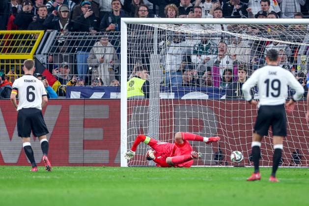 23.03.2025, Fußball, Viertelfinale UEFA Nations League, Deutschland - Italien, Signal Iduna Park, Saison 2024 2025: Joshua Kimmich (GER 06) verwandelt den Elfmeter zum 1:0 Torschuss Tor Torschütze DFB regulations prohibit any use of photographs as image sequences and or quasi-video. Nordrhein-Westfalen Deutschland
