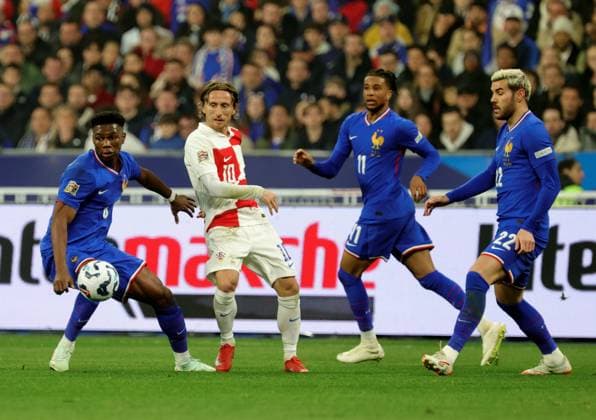 Foot Ligue des nations France - Croatie PHOTOPQR LE PARISIEN Olivier Arandel ; Saint-Denis ; 23 03 2025 ; Saint-Denis, France Stade de France Dimanche 23 mars 2025 Football Équipe de France UEFA Ligue des nations A, (Retour) France-Croatie Aurélien Tchouameni et Luka Modric LP Olivier Arandel